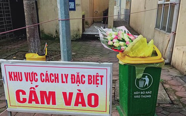 Hình ảnh phản cảm: Được tặng hoa chúc mừng hết cách ly, nam thanh niên ném vào thùng rác