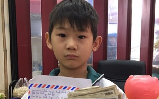 Cậu bé 8 tuổi đập lợn tiết kiệm lấy 220.000 đồng đội mưa đi ủng hộ chống dịch Covid-19