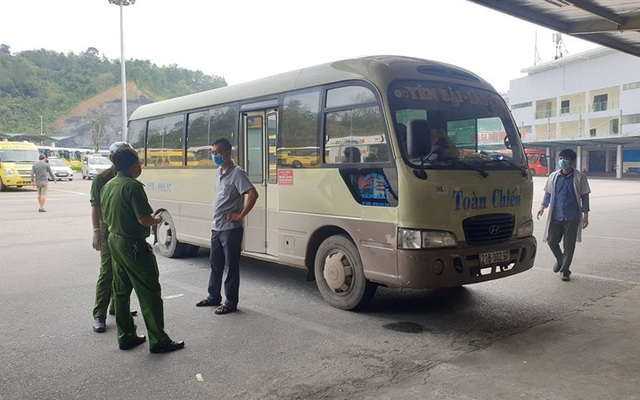 Chốt chặn cao tốc Nội Bài - Lào Cai đưa 2 thợ xây tiếp xúc với người dương tính Covid-19 đi cách ly