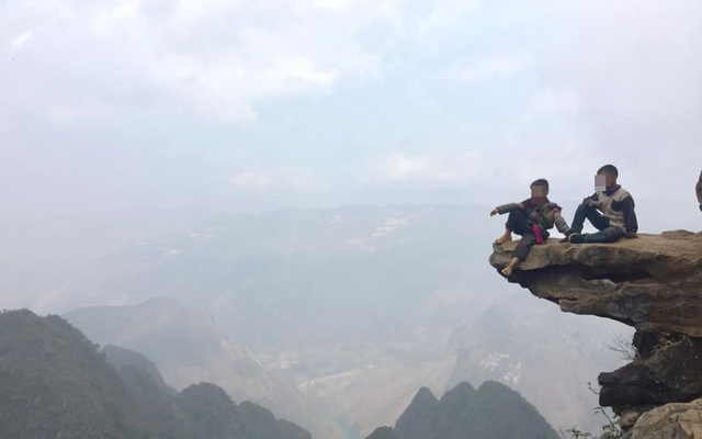 Xôn xao bức ảnh 2 đứa trẻ ngồi vắt vẻo trên mỏm đá ở Hà Giang, thu 10 nghìn đồng nếu khách muốn lên chụp ảnh