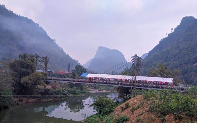 Xôn xao hình ảnh người dân dựng rạp đám cưới giữa cầu