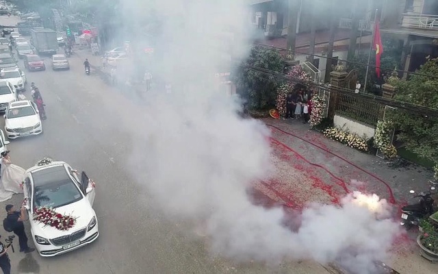 Đám cưới ở Hà Nội có người đốt pháo đỏ đường: Nhà chức trách phải đến nhà làm việc lần thứ 2