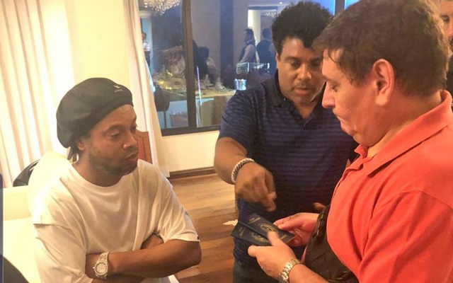 Cảnh sát ập vào phòng phát hiện hộ chiếu giả, Ronaldinho bị bắt giữ, không được về Brazil