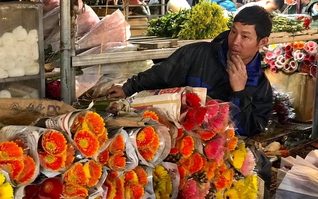 Doanh thu giảm 80%, tiểu thương chợ hoa Quảng An chỉ dám nhập cầm chừng