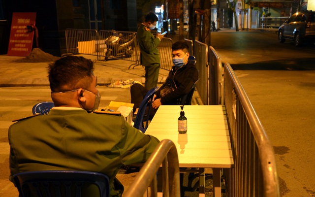 Phong tỏa 2 đầu phố Trúc Bạch: Người đòi ra ngoài không được tìm cách trốn