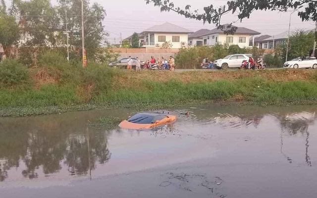 Hình ảnh siêu xe bạc tỷ "ngụp lặn" dưới sông, nguyên nhân kiến dân mạng xôn xao