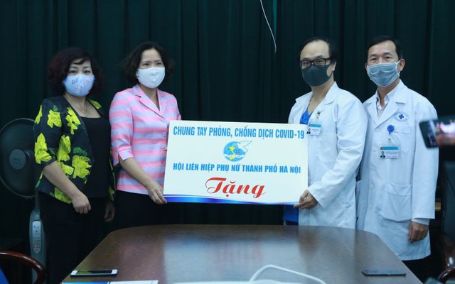 Hội LHPN Hà Nội: Chia sẻ khó khăn, tặng quà động viên với các y bác sĩ nơi tuyến đầu phòng chống dịch Covid-19