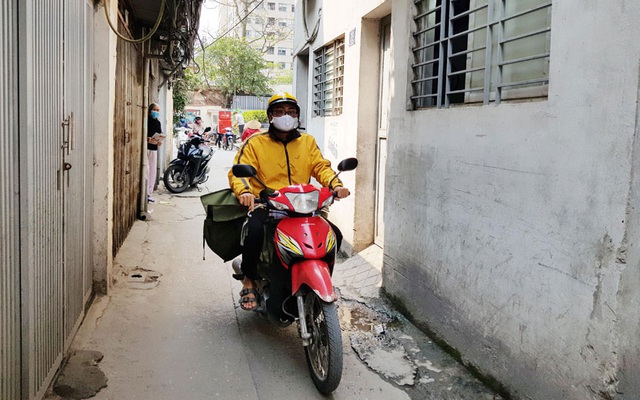 Tận tụy những bước chân bưu tá