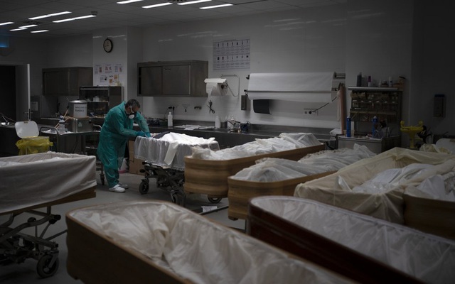 Tây Ban Nha: Thi thể bệnh nhân Covid-19 chuyển đến liên tục, nhà tang lễ làm việc suốt đêm, hỏa táng không kịp