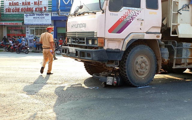 Cả trăm người đổ xuống đường xem vụ tai nạn chết người ở "ngã tư tử thần"