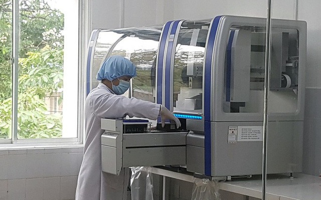 Nhà cung cấp máy xét nghiệm Covid-19 cho Quảng Nam giảm giá từ 7,2 tỉ đồng xuống còn hơn 4,8 tỉ