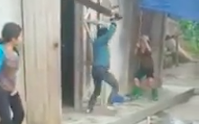 Con trai vác ghế đánh mẹ già ở Yên Bái, một người đứng cạnh quay video
