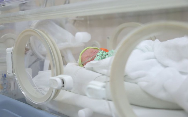 Tin vui: Sản phụ từng đến Bệnh viện Bạch Mai khám đã sinh 3 tại khu cách ly