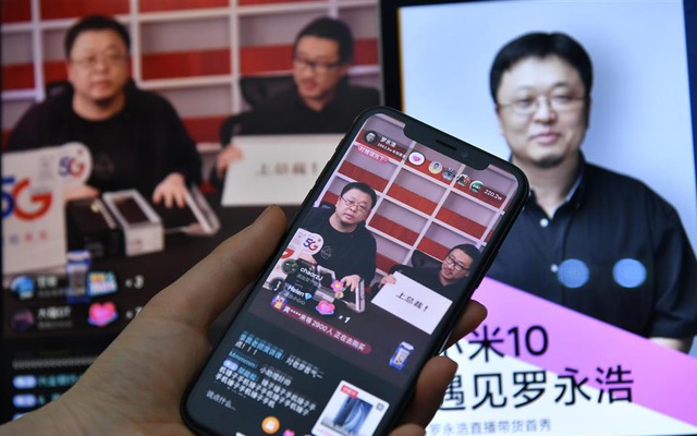 'Thánh nổ' từng tuyên bố đánh bại Xiaomi và Apple nay phải livestream bán Mi10 để trả nợ