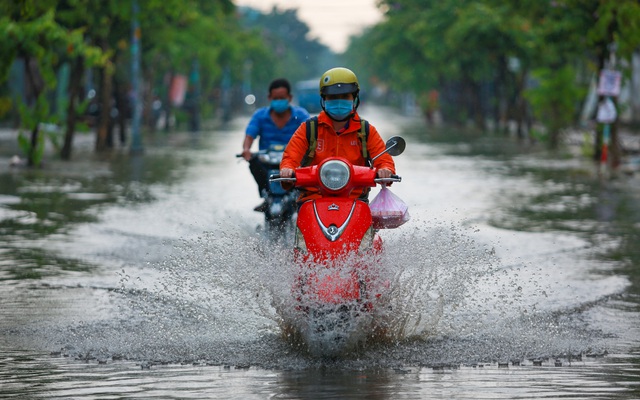 Đường Sài Gòn ngập sâu sau cơn mưa lớn "giải nhiệt" kéo dài 30 phút