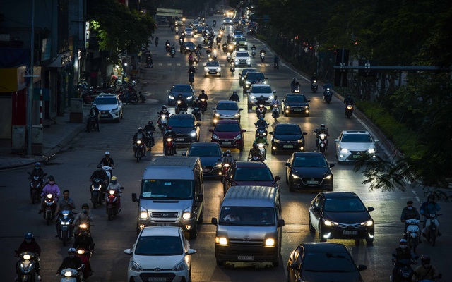Ngày thứ 9 thực hiện cách ly xã hội, đường phố Hà Nội bất ngờ đông đúc trở lại