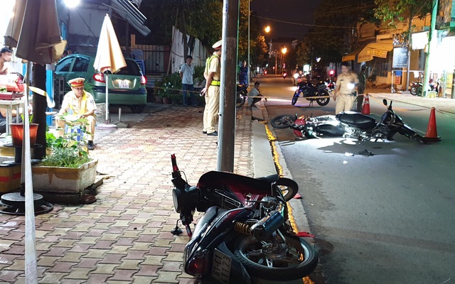 Ô tô "điên" lùa 3 xe máy rồi lao vào nhà dân, 4 người bị thương