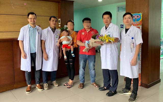 Ca mổ "đặc biệt" của bác sĩ Việt cứu sống bé gái 12 tháng tuổi người Lào