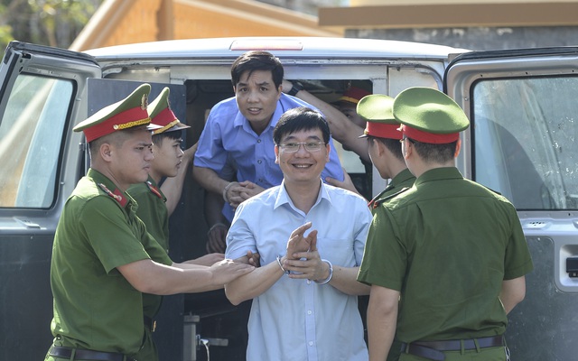 Tuyên án vụ gian lận thi cử ở Hòa Bình: Nguyên Trưởng phòng Khảo thí 8 năm tù, hiệu trưởng trường nội trú 10 năm tù