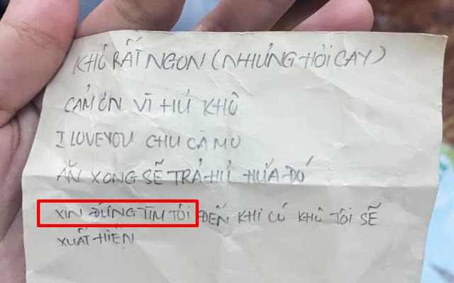 Để quên hộp khô gà trong ngăn bàn, hôm sau đi học nữ sinh nhận mẩu giấy nhắn "xin đừng tìm tôi"