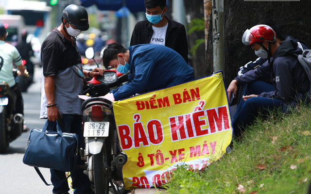 Khi mua bảo hiểm để đối phó: Đến sinh viên nghèo cũng được thuê bán, thu 600.000 đồng/ngày