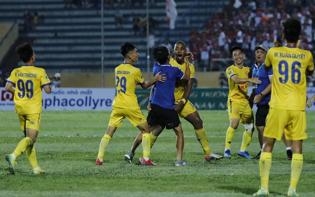 Nam Định 2-0 HAGL: Chiến thắng xứng đáng trong thế trận áp đảo