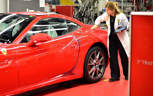 Nhân viên Ferrari bán xe 'tiền tỷ' như thế nào? Họ kiếm được bao nhiêu mỗi năm?