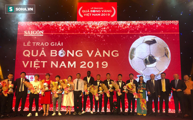 Sân khấu Gala QBV VN 2019 bị chê... kém tiệc công ty, khách mời, MC liên tục "vấp đĩa"