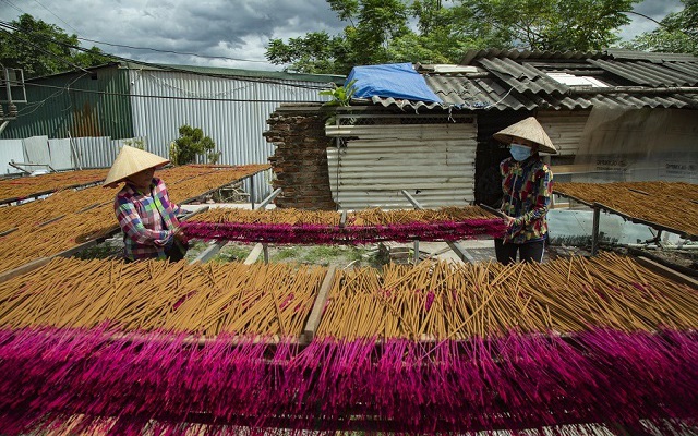 Làng nghề thực hiện “nhiệm vụ kép”