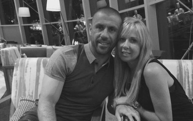 Dính líu đến vụ thanh toán bằng dao, vợ huyền thoại Premier League lại bị nghi ngoại tình