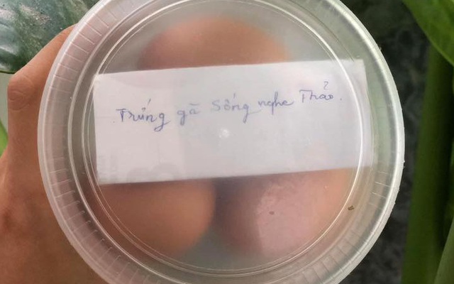 Mẹ gửi hộp trứng từ quê lên, tờ giấy nhắn bên trong chỉ có một câu nhưng ai đọc cũng xúc động