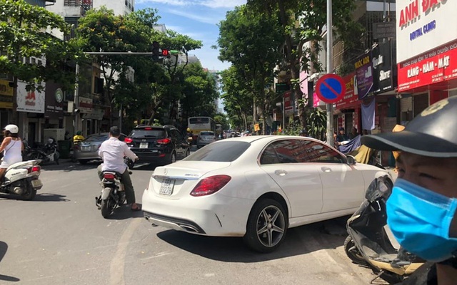 Xế sang Mercedes đâm liên hoàn 4 xe máy trên phố Hà Nội, 2 người bị thương