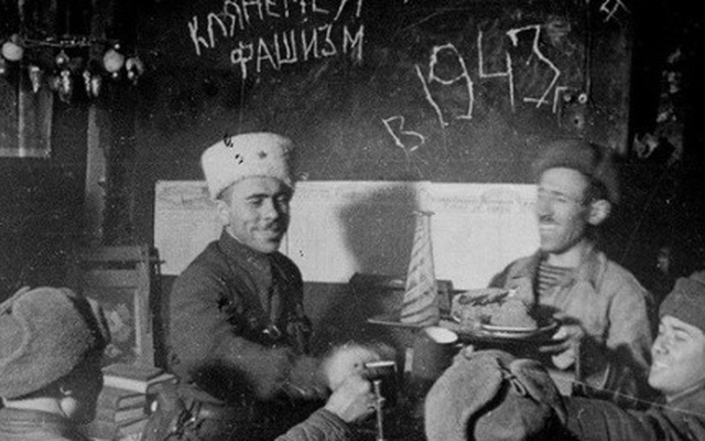Quân dân Liên Xô đón năm mới như thế nào trong Thế chiến 2?