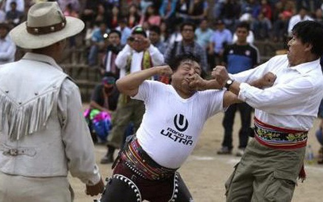 Lễ hội đánh nhau để ‘xóa bỏ hận thù’, chào đón năm mới của người Peru