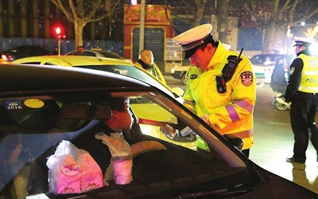 Phạt nặng tài xế lái xe sau khi uống rượu bia: Chuyện đâu chỉ ở Việt Nam
