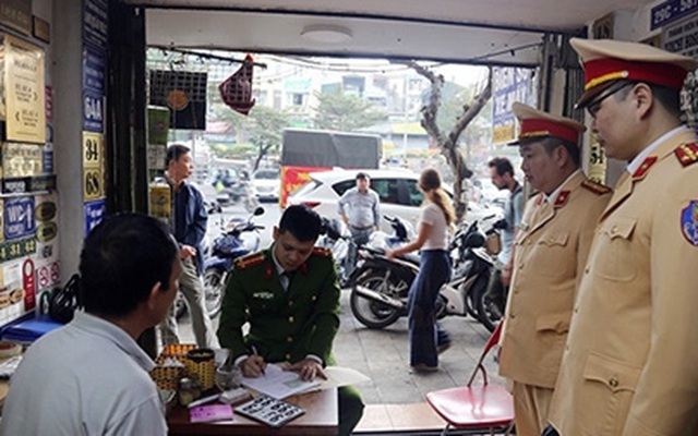 Kiểm tra cửa hàng trên phố Trần Nhật Duật, thu giữ hàng chục BKS giả