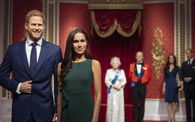 Tượng sáp của vợ chồng Meghan Markle bị di dời khỏi khu vực hoàng gia và câu nói đầy phũ phàng của Hoàng tử Harry sau thông báo gây sốc