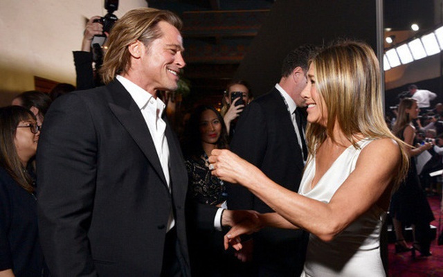 Khoảnh khắc nóng nhất đầu năm 2020: Sau 15 năm “đường ai nấy đi” Brad Pitt vui cười hạnh phúc khi tái ngộ vợ cũ Jennifer Aniston