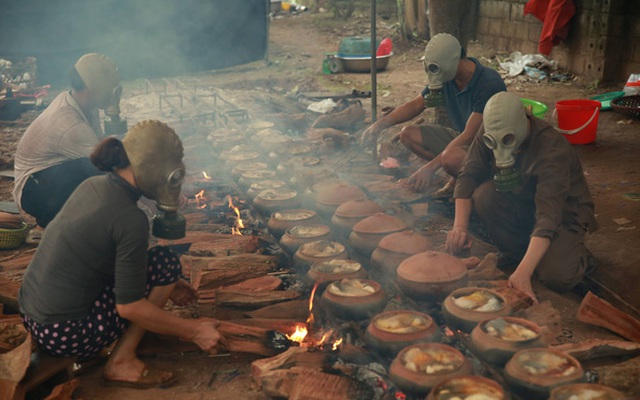 Người làng Vũ Đại đeo mặt nạ, xuyên đêm nấu cá kho bạc triệu phục vụ Tết cổ truyền