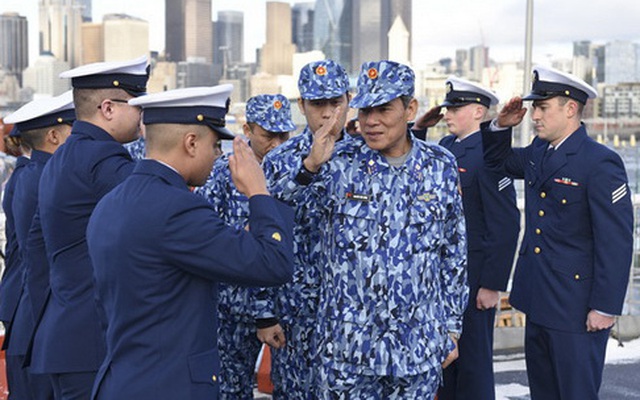 [ẢNH] Cảnh sát biển Việt Nam thăm tàu tuần tra USCGC John Midgett sắp được Mỹ bàn giao