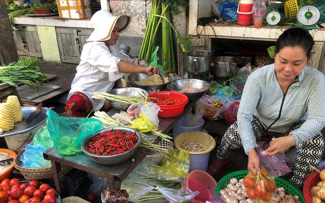 Khan hàng, rau xanh tăng giá chóng mặt ngày mùng 5 Tết