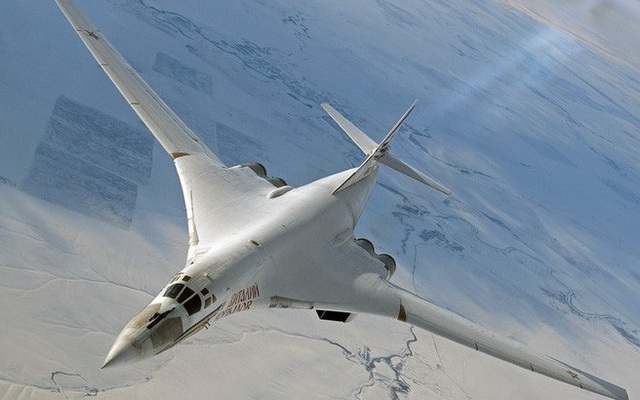 Oanh tạc cơ Tu-160 gắn tên lửa siêu thanh Kinzhal như ‘hổ mọc thêm cánh’