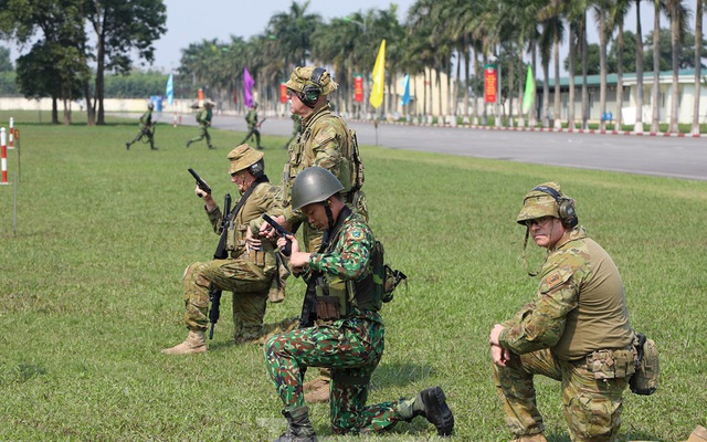 Binh sĩ Việt Nam và Úc trao đổi kỹ năng bắn súng quân dụng