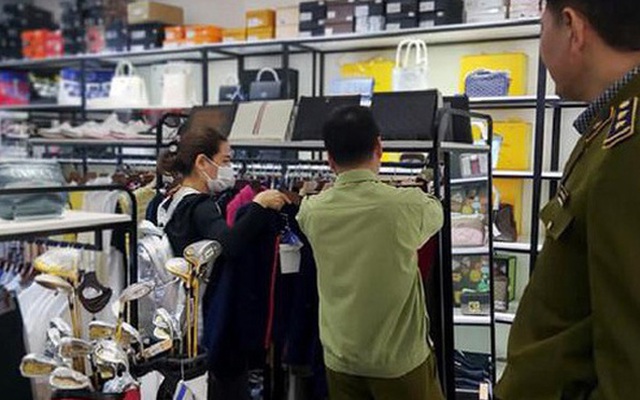 Hàng loạt túi xách nghi 'nhái' Louis Vuitton, Gucci được bán ở khu đô thị The Manor