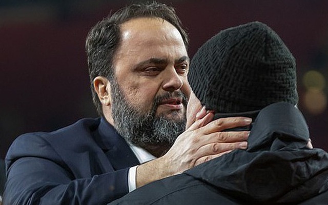 Ông chủ của 2 CLB tại châu Âu nhiễm virus corona, đã bắt tay tất cả các cầu thủ và chụp ảnh với fan trước khi bị phát hiện nhiễm bệnh