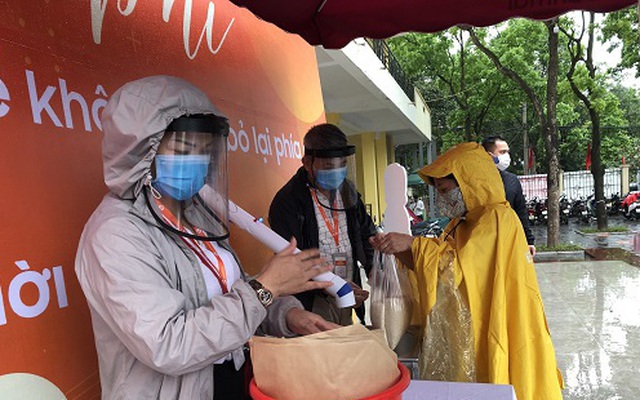[Video] Hà Nội: Người dân đội mưa nhận gạo nghĩa tình từ 'ATM gạo'