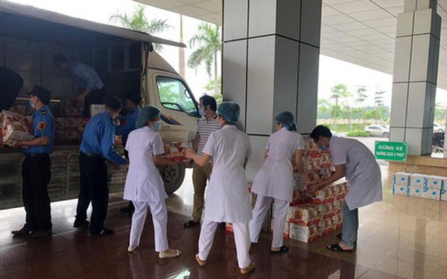Trao tặng 16.000 sản phẩm nước uống tới 6 bệnh viện tuyến đầu chống dịch Covid-19 ở Hà Nội