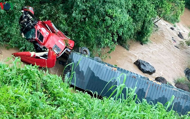 Xe lao xuống vực sâu hơn 20m sau va chạm giao thông