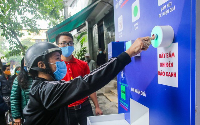 Hà Nội: Khai trương cây ATM thực phẩm miễn phí đầu tiên của Báo Người Lao Động tại 16F Phùng Hưng