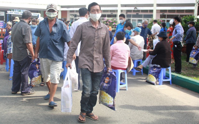 Chuyến xe 'San sẻ yêu thương' mang thực phẩm tới bà con nghèo